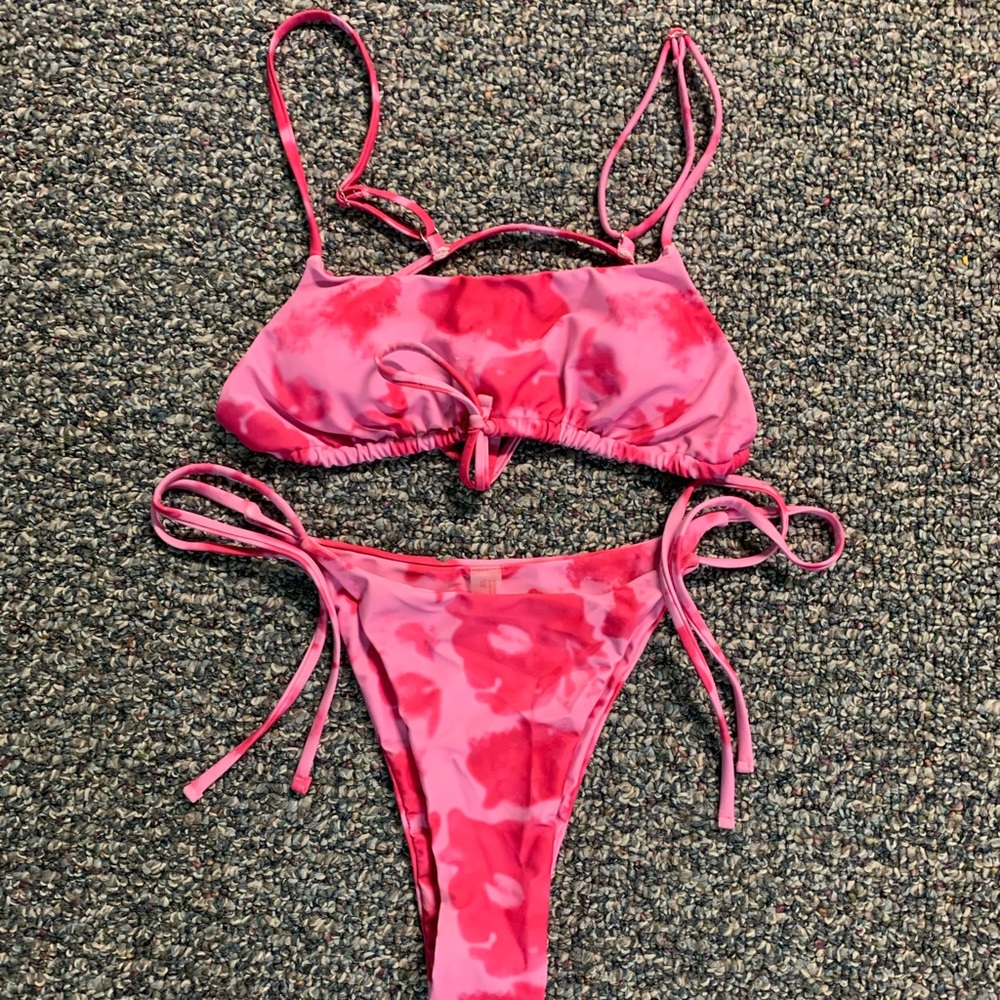 size medium. never worn!